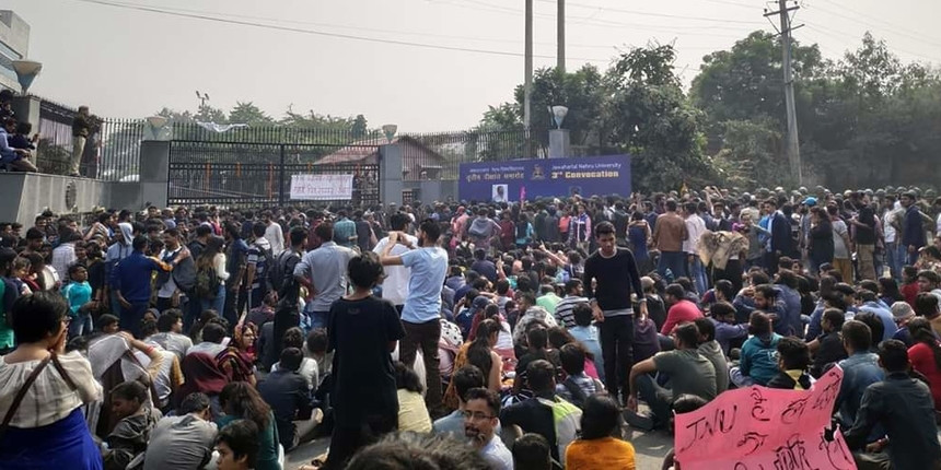 JNU students protest against hostel fee hike at convocation attended by Vice President