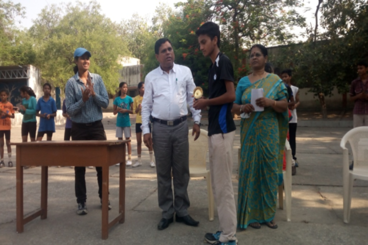 D A V Public School, Nigahi - Prize distribution