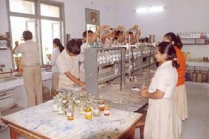Gyan Vihar Public School-Chemistry lab