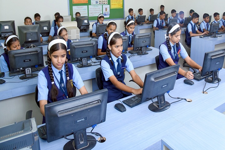 Dr Cyrus Poonawalla English Medium School-IT-Lab