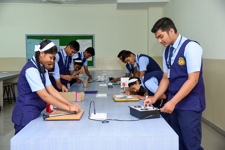 Dr Cyrus Poonawalla English Medium School-Physics-Lab