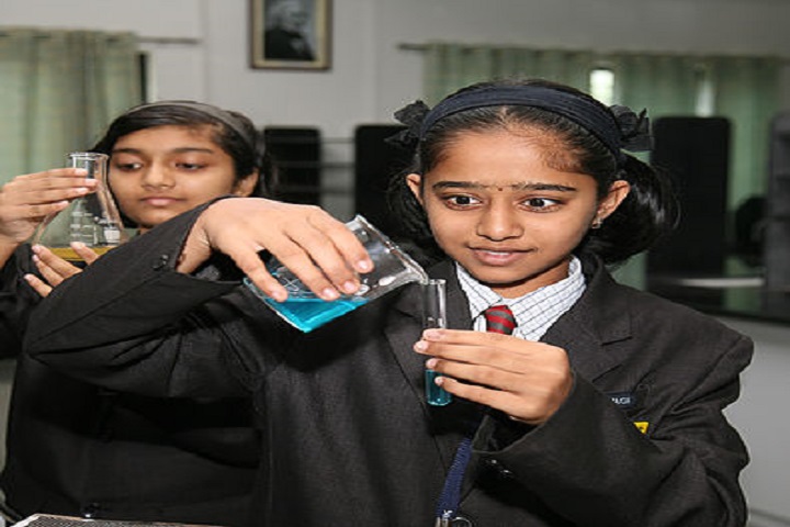 KK Wagh Universal School-Chemistry lab