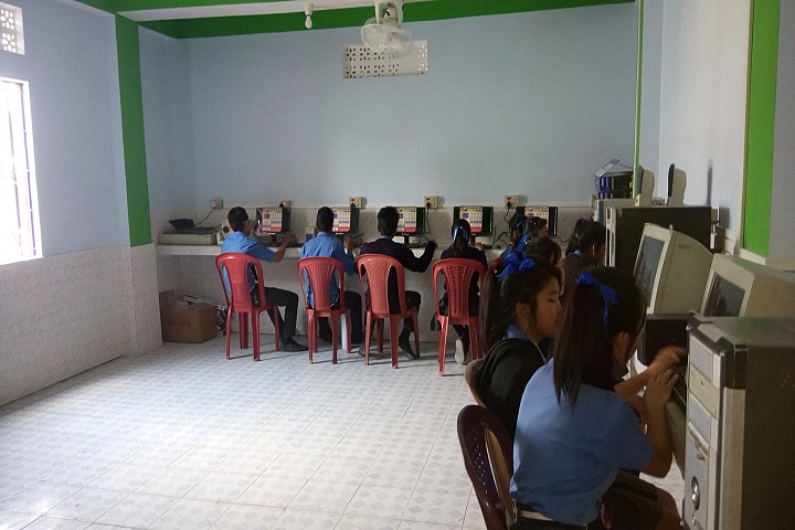 Ideal English School-IT-Lab with students