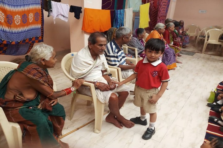 Vedic International School-Old Age Home Visiting