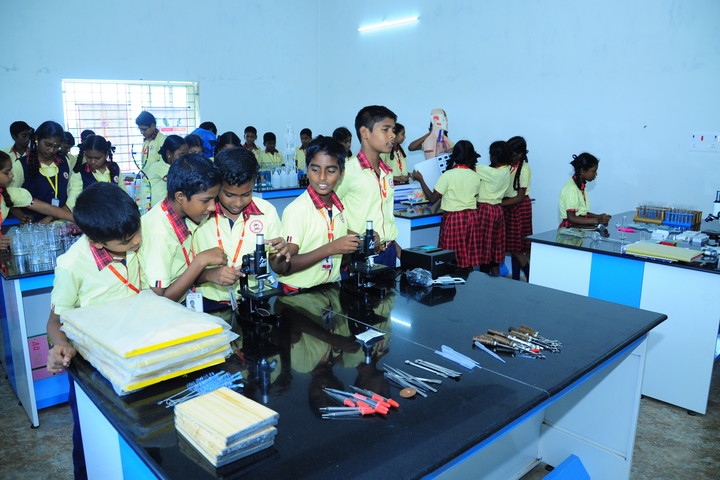 Brainy Blooms LEcole Internationale-Biology Lab