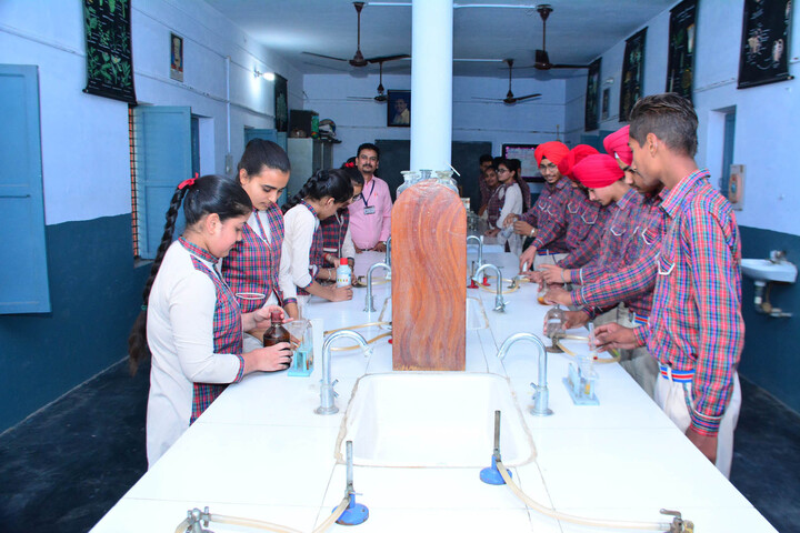 Dav Public Senior Secondary School-Chemistry Lab