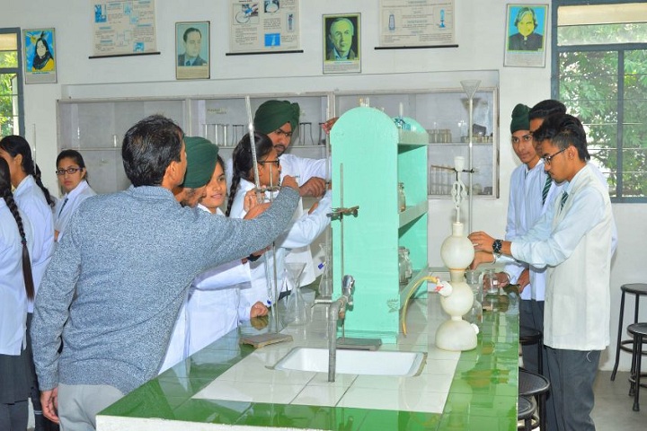EMM AAR International School- Chemistry Lab