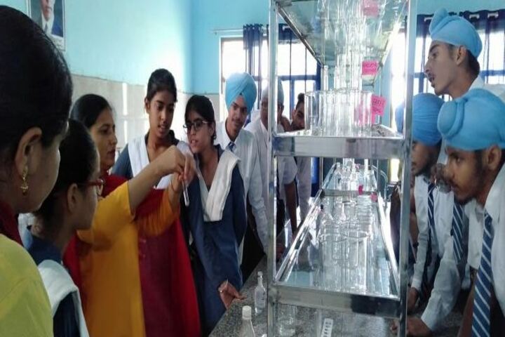 Guru Nanak Mission Public School-Chemistry Lab