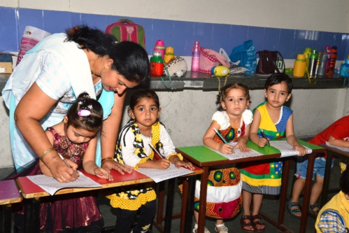 Late Ishar Das Gumber Dav Centenary Public School-Classroom