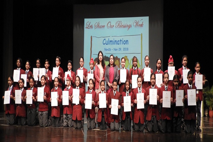 Manav Mangal Smart School-Students with certificates