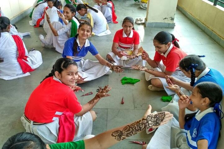 Nanaksar Academy-Mehindi Competition