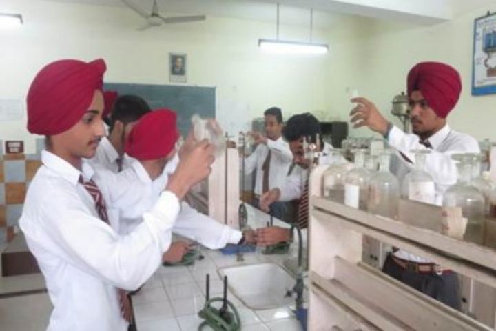 Shivalik Public School-Chemistry Lab