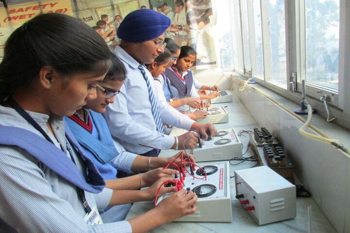 Shri Dasmesh Public Senior Secondary School-Science Lab