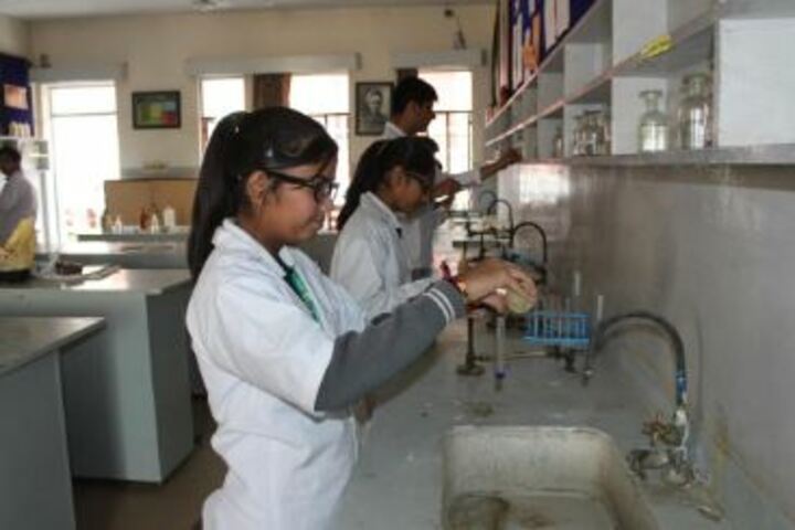 Chinar Public School-Lab