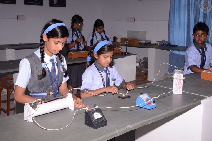 Hukum Chand Public School-Physics Lab