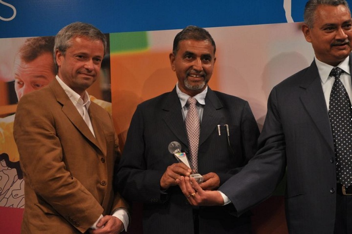 Jawahar Navodaya Vidyalaya-Principal receiving ISA award