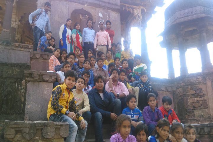 Pt Parsadi Lal International School-School trip