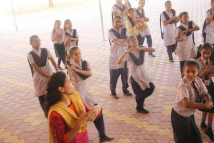 Rainbow Public School-Dance class
