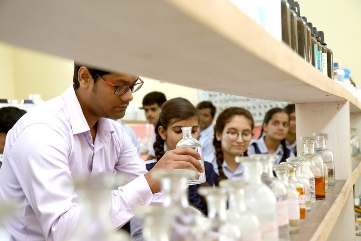 Roopnagar Public School-Chemistry Lab
