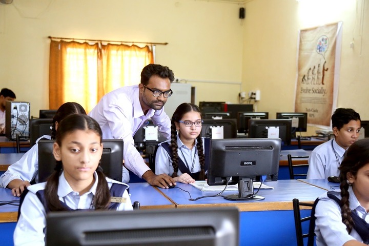 Roopnagar Public School-Computer Lab
