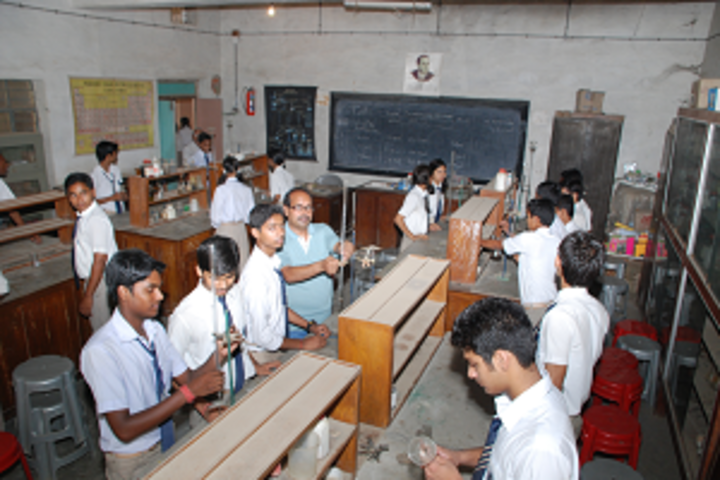 Navyug Vidyalaya-Chemistry Lab