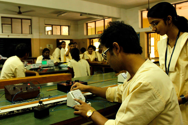Chettinad Vidyashram-Physics Lab