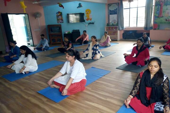 Bill Clinton school-Yoga day celebrations