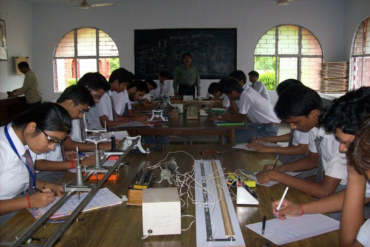 Dayawati Modi Public School-Physics Lab