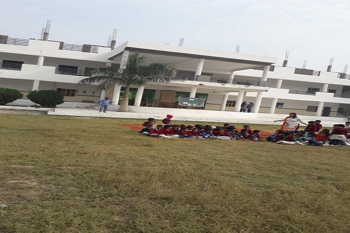 Diamond Public School-Campus-View with students
