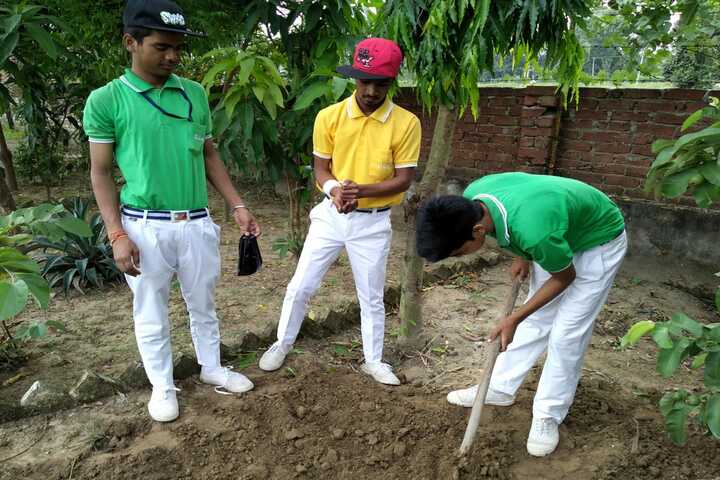 Dunni Devi Gayadeen Smarak Vidhyalaya-Plantation Activity