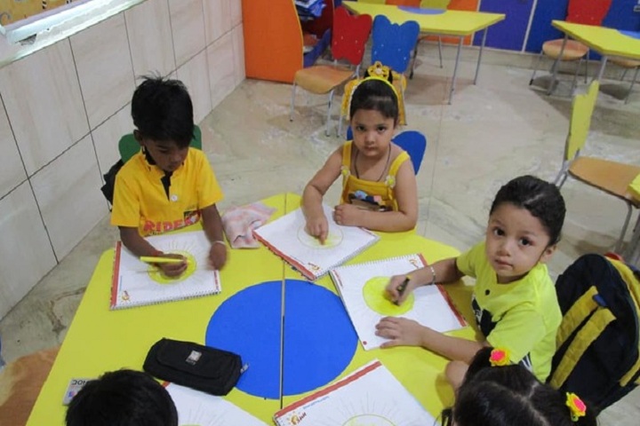 Edify World School Firozabad-Pre primary school children coloring