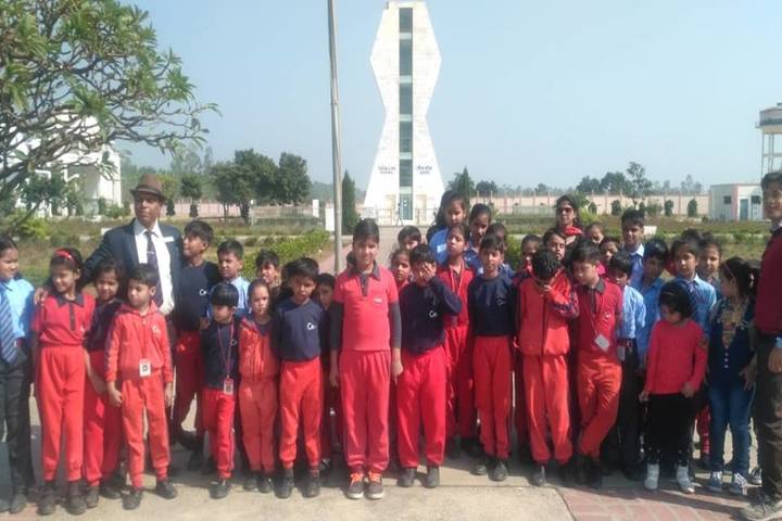 Gandhi International Public School-School Children To Picnic