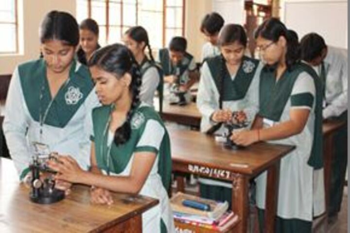 Guru Nanak Public Senior Secondary School-Laboratory
