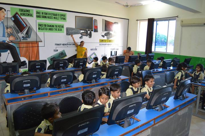 Indus Valley Public School-Computer-Lab1