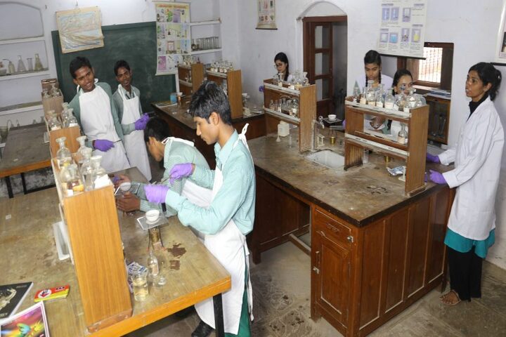 Kulpahar Christian School-Chemistry Lab
