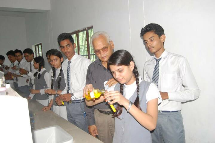 Moolchand Academy-chemistry lab