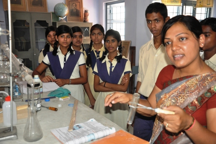 Nav Vani School-Chemistry Lab