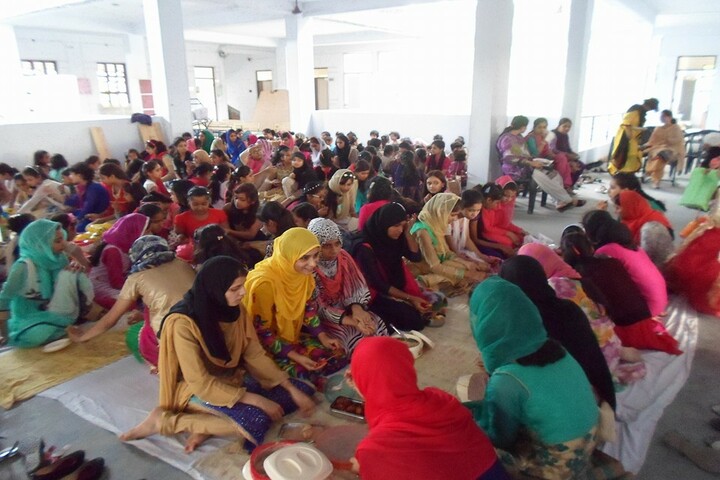 Nawaz Girls Public School - Sharing lunch