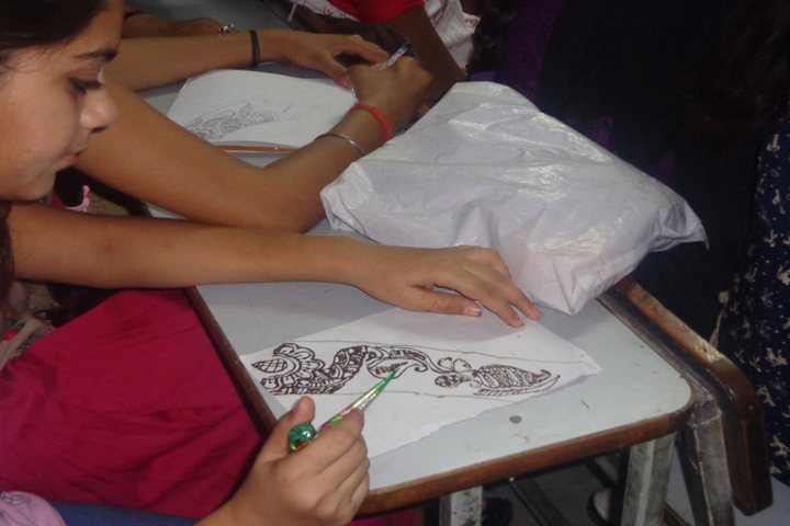 Premier International School-Mehandi Competition