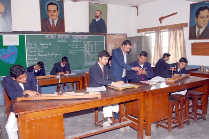 Rani Laxmi Bai Memorial School-Physics Lab