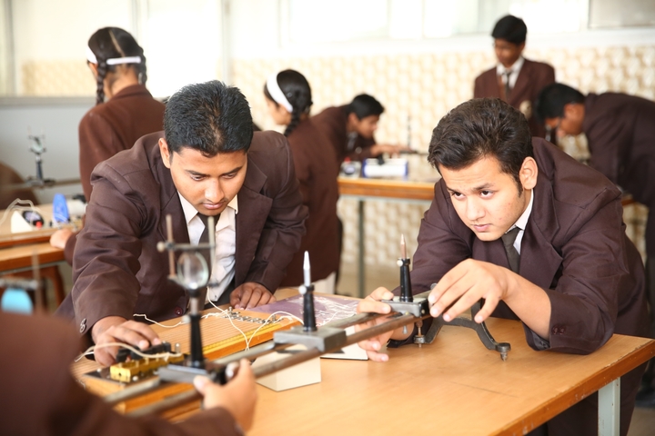 Sachdeva Millennium School- Physics lab