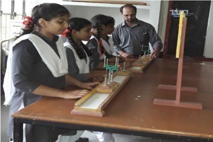Sainik Public School-Physics lab