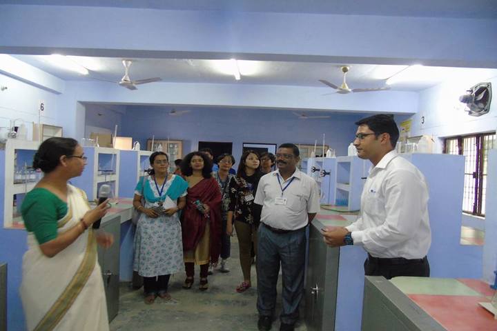 Eklavya Adarsh Awasiya Vidyalaya-Science Lab