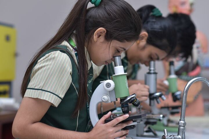 Olivia Enlightened English School-Biology Lab
