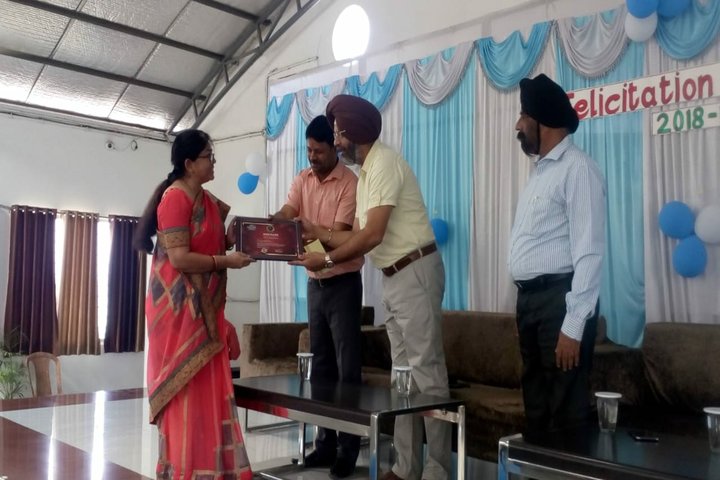 Career Point World School-Certificate Distribution Ceremony