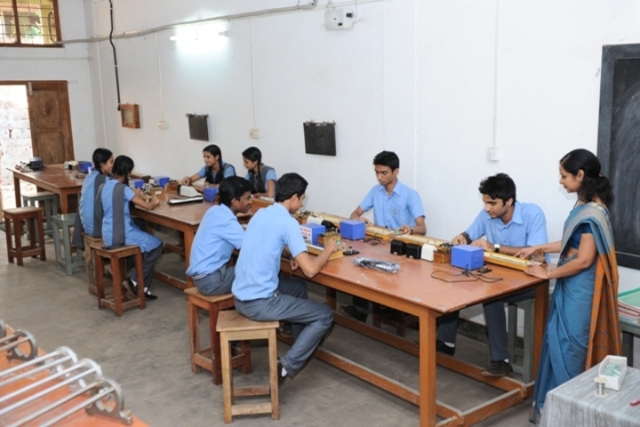 Sreepuram English Medium High School And Junior College-Physics Lab