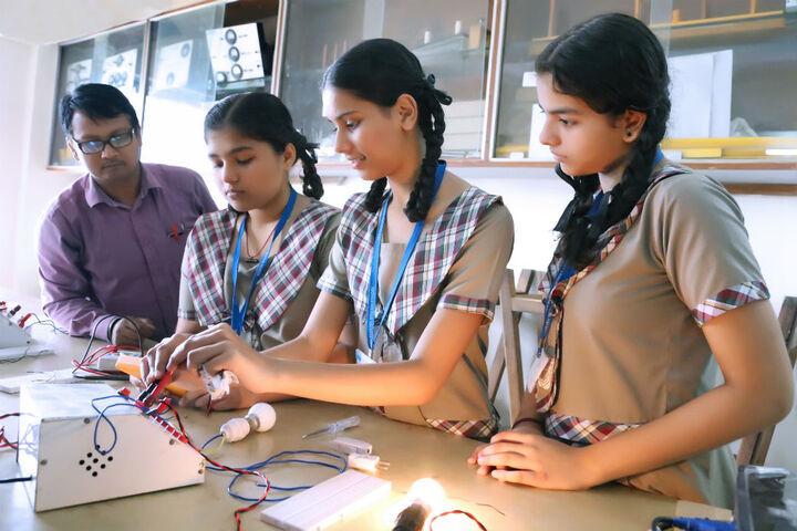 Goregaon Education Societys English Medium School-Physics Lab
