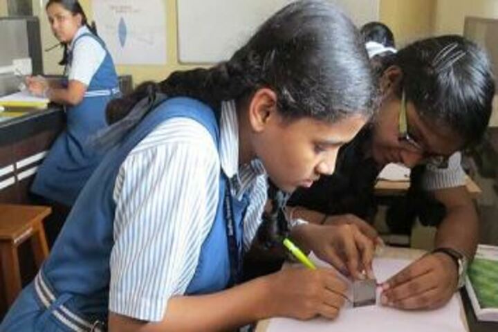 Sadhu Vaswani International School-Physics Lab