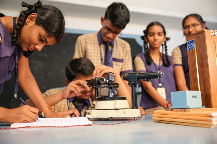 Shiksha Greenwoods School-Physics Lab