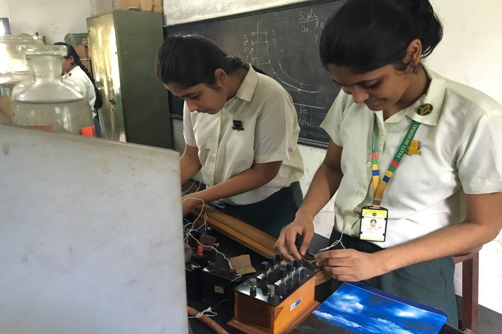 Pratt Memorial School-Physics Lab